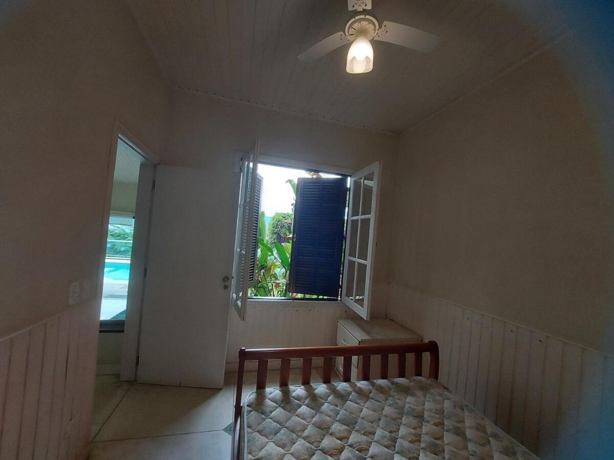 Casa Espacosa Com Piscina E Churrasqueira -